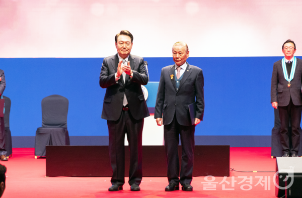 지난 3월 납세자의 날을 기념해 코엑스에서 열린 행사에서 장복만 회장이 대통령 표창을 받았다. 동원개발 제공
