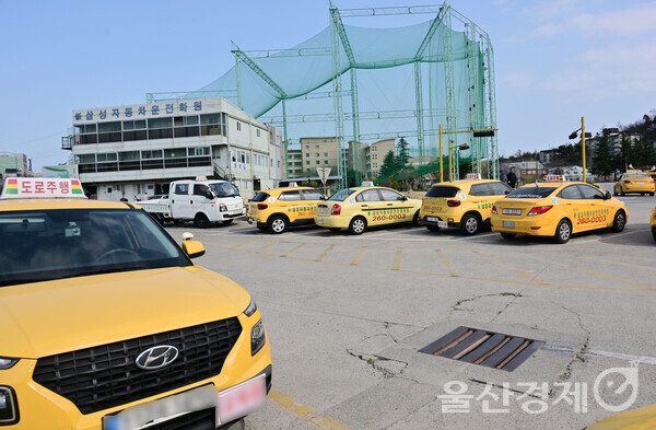 18일 울산의 한 운전면허학원에 수강생이 없어 자동차들이 세워져 있다. 　 이상억기자agg7717@ulkyung.kr