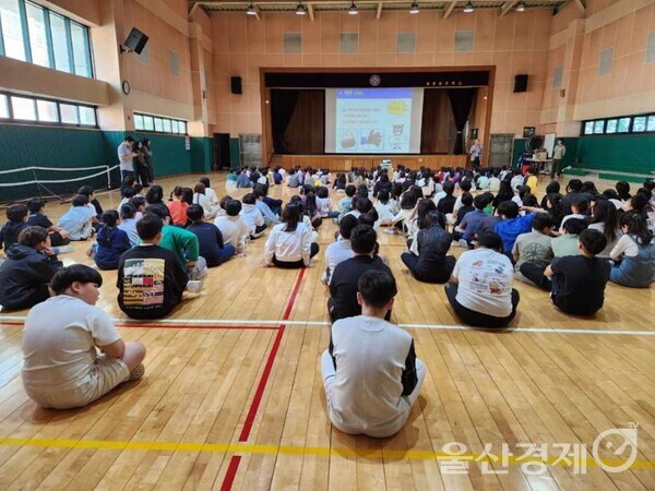 울산 남구보건소(소장 이재혁)는 지난 8일 한국중독예방운동본부 신송우 박사(울들병원 부원장)를 초빙해 동평초등학교 강당에서 전교생을 대상으로 흡연음주마약예방교육을 실시했다. 울들병원 제공