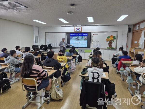 울산 남구보건소는 22일 울들병원 부원장인 한국중독예방운동본부 신송우 박사를 초빙해 삼신초등학교 학생들을 대상으로 흡연·음주·마약예방교육을 실시했다. 울들병원 제공